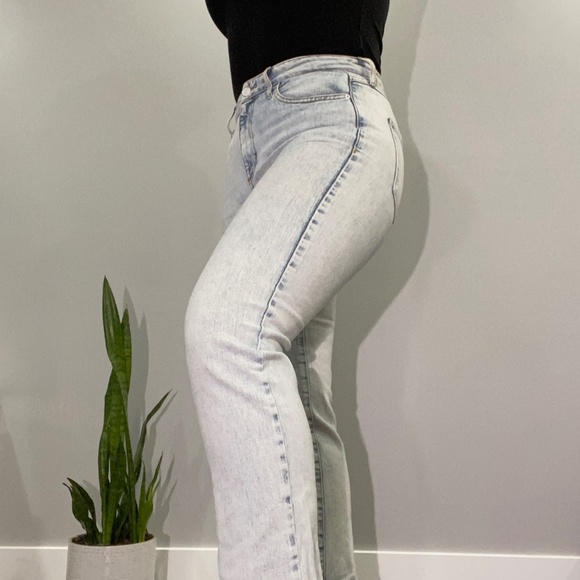 Women's Guess high waist light wash slim straight leg jeans. - Picture 3 of 8